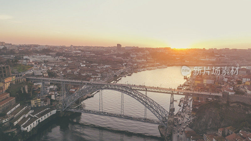 在葡萄牙波尔图，古斯塔夫·埃菲尔设计的标志性的Dom Luis I大桥横跨杜罗河，历史悠久的Ribeira和Se区。联合国教科文组织世界遗产